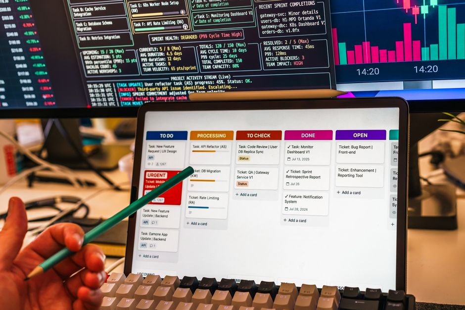 Skjermer som viser arbeidsflyt, diagrammer og kundedata i en CRM-pilot.