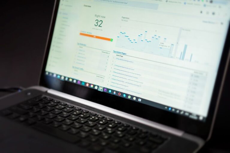 Datamaskin med analysepanel for kundedata og salgsoppfølging.