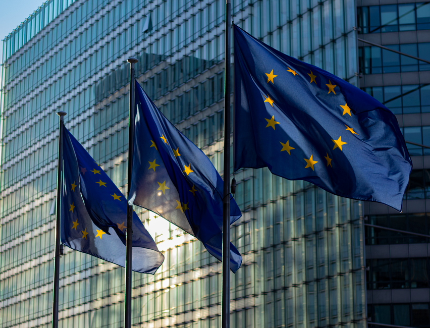 EU-flagg foran Europakommisjonen som illustrasjon av EØS-prosessen for norske KI-regler.