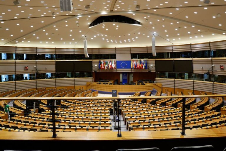 Møtesalen i Europaparlamentet som illustrasjon av europeisk KI-regulering.