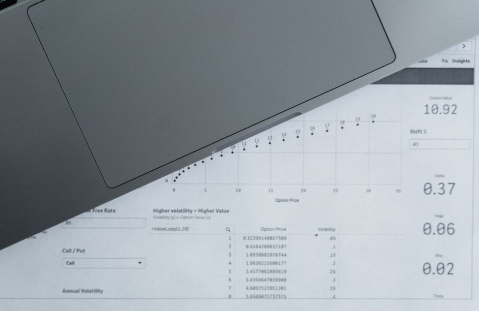 Datamaskin og tabeller brukt til å analysere økonomiske nøkkeltall.