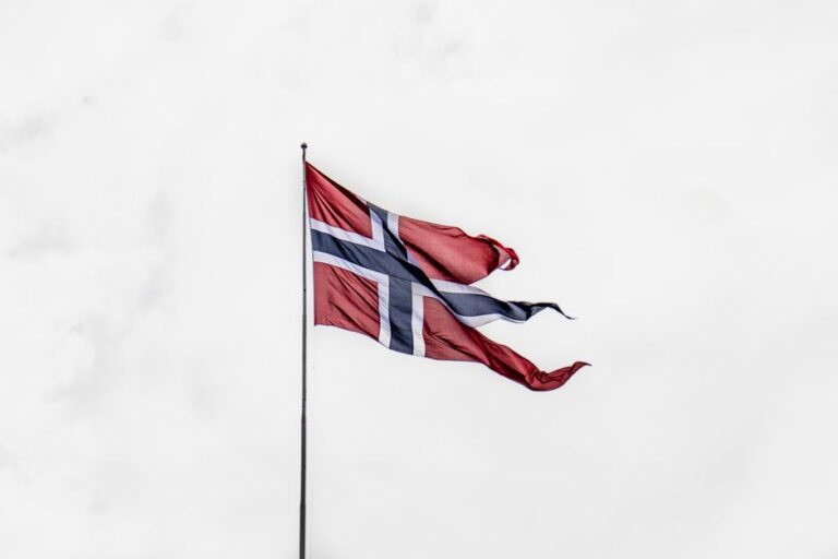 Norsk flagg som illustrasjon av myndighetenes ansvar i arbeidet mot desinformasjon.