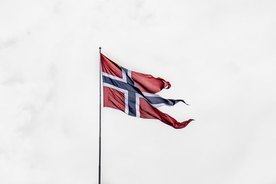 Norsk flagg som illustrasjon av myndighetenes ansvar i arbeidet mot desinformasjon.